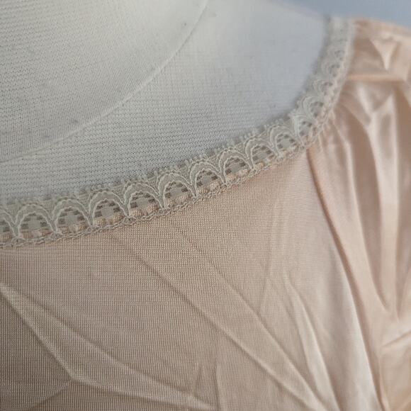 Vintage Woman's Vanity Fair Medium Peach Slip Nightgown Made in USA - Picture 3 of 10